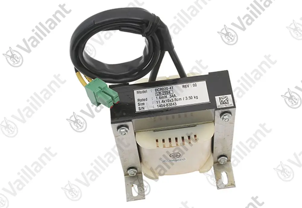 Vaillant Transformator mit mehreren Anschlussleitungen, montiert auf einem Metallrahmen. Das Gerät zeigt eine Modellbezeichnung und technische Daten auf einem Etikett.